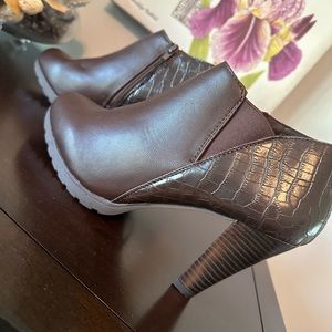 New brown booties 9W